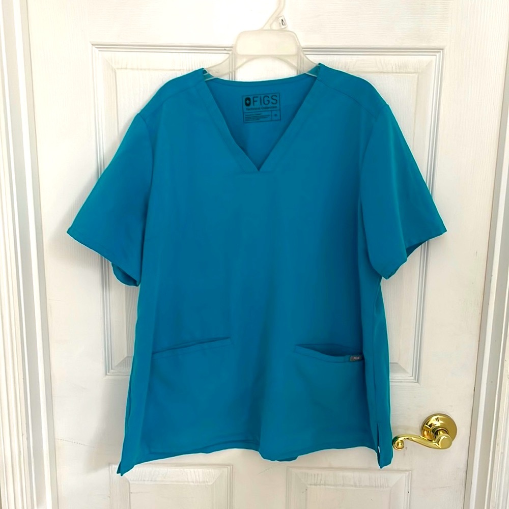FIGS Aqua 3 pocket Casma Scrub Top